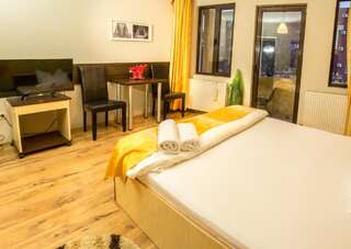 Отель Hotel EOS Бухарест Улучшенный двухместный номер с 1 кроватью-2